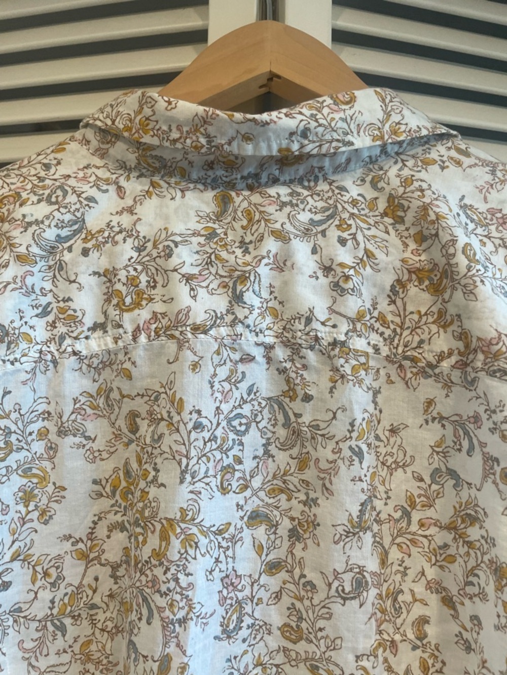Eddie Bauer Women’s White Floral Button-Up Shirt with Tan Pattern - 2XL - Picture 5 of 7